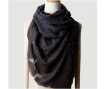 Šál zdobený tm. šedý