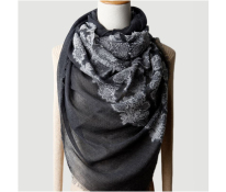 Šál zdobený šedý