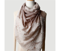 Šál zdobený hnědý